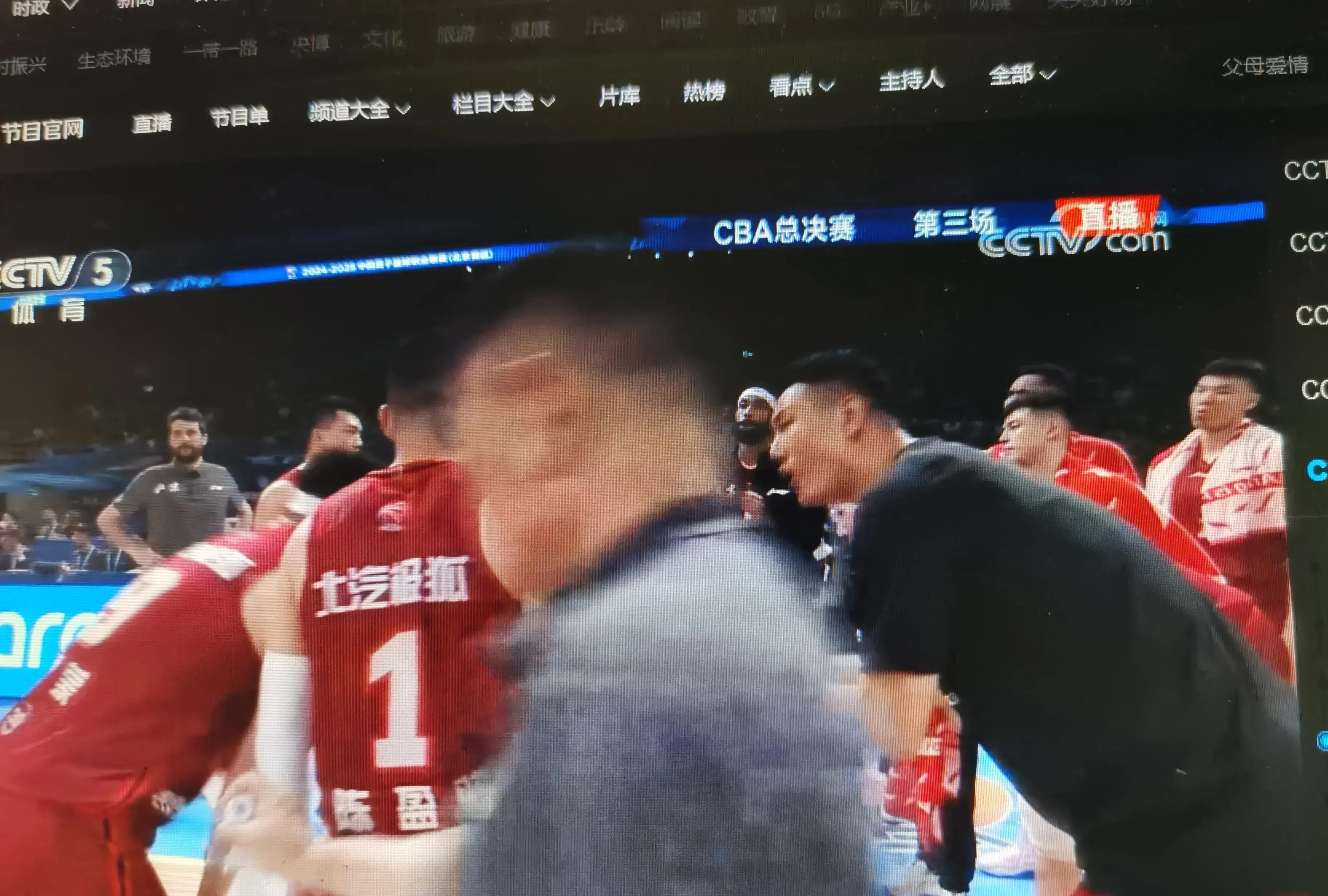 关于球员们在场上发挥出色，助球队获得胜利的信息
