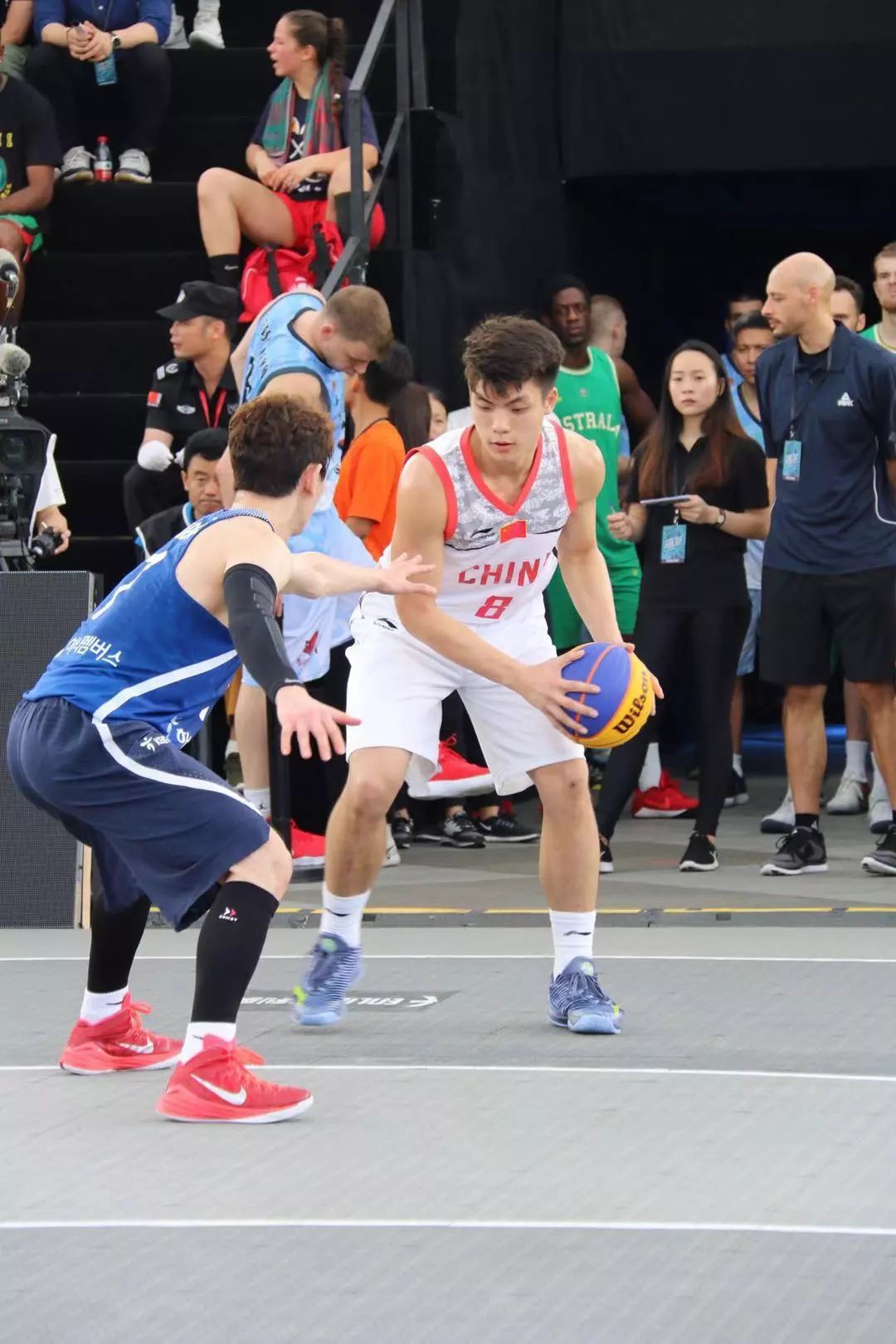 篮球明星受邀担任慈善晚宴嘉宾，善行不停的简单介绍